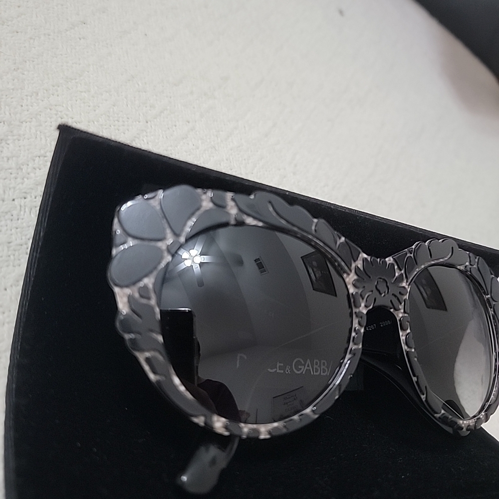 Dolce&Gabbana Floral Relief Sunglasses Black + Tissue Brown Hand Applied Flowers - Picture 9 of 12